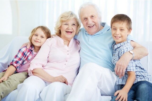 Oma, Opa, Enkel, Senioren, PPP, Freude, blau, Spaß, Familie, Seniorin